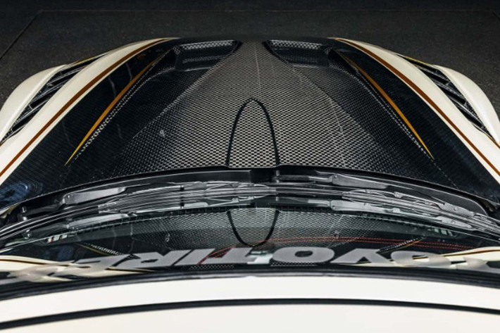 Toàn bộ thân xe được sơn màu Balloon White của Lamborghini, trùng với màu sắc của Concept One - chiếc xe đầu tiên mà Bulletproof từng chế tạo. Xe sở hữu bộ mâm 19 inch BP-RW Evolution lấy cảm hứng từ nghệ thuật kim loại Tsuchime - kỹ thuật gò búa thủ công thường thấy trong chế tác dao Nhật Bản.