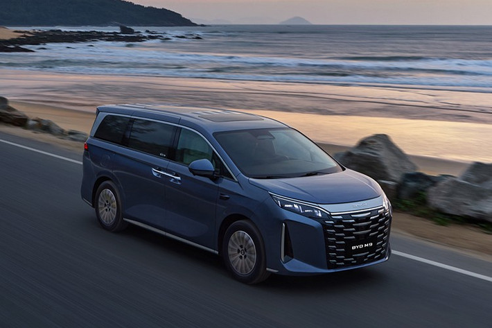 BYD M9 tại thị trường Việt Nam bán ra với 2 phiên bản Advanced và Premium từ 1,99 - 2,388 tỷ đồng, đi kèm là 4 tùy chọn màu sắc ngoại thất và 2 tùy chọn màu sắc nội thất. BYD Việt Nam đặc biệt tặng bộ quà tặng đi kèm cho tất cả các khách hàng sở hữu một trong các phiên bản của mẫu xe BYD M9 mới bao gồm: một thiết bị sạc cầm tay và một thiết bị chuyển đổi nguồn điện (V2L).