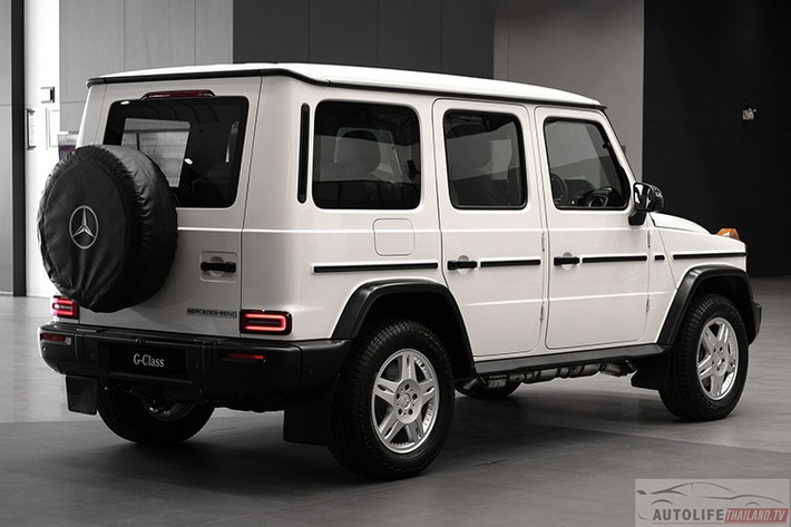 Mercedes-Benz G450d STRONGER THAN THE 1980s có cân nặng 2.555 kg và được trang bị bình nhiên liệu dung tích 100 lít. Khoang hành lý linh hoạt với thể tích từ 640 đến 2.010 lít khi gập hàng ghế sau.