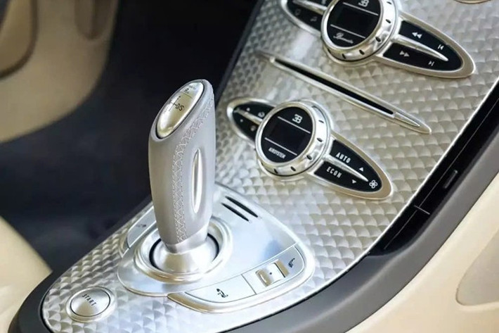 Việc chạy nước rút 1/4 dặm mất khoảng 10,2 giây. Nhờ vật liệu lộ thiên, Pur Sang nhẹ hơn Veyron tiêu chuẩn khoảng 198 pound (90 kg), giúp cải thiện tỷ lệ công suất trên trọng lượng vốn đã rất ấn tượng của nó. Ngay cả theo tiêu chuẩn siêu xe hiện đại, những con số này vẫn rất đáng kinh ngạc.