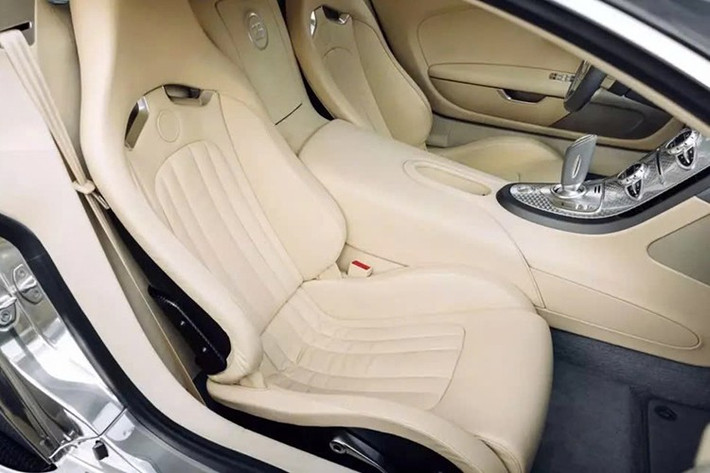 Ẩn sau vẻ ngoài tối giản là động cơ W16 8.0 lít, bốn bộ tăng áp mạnh mẽ, sản sinh công suất 1.001 ps, tương đương 987 mã lực. Sức mạnh khủng khiếp này giúp Pur Sang tăng tốc từ 0 đến 97 km/h chỉ trong 2,4 giây và đạt tốc độ tối đa 407 km/h.