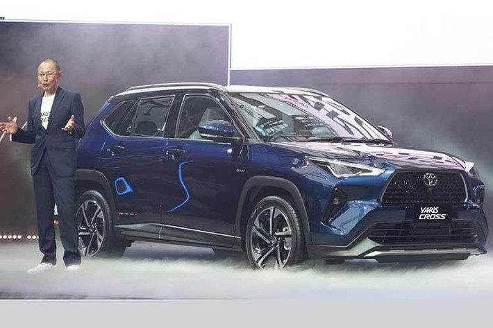 Toyota Yaris Cross 2026 bản nâng cấp đã chính thức được giới thiệu tại thị trường Thái Lan. Thay vì tạo ra những thay đổi lớn về kiểu dáng hay hệ truyền động, Toyota lựa chọn hướng đi thận trọng: không thay đổi nhiều về thiết kế tổng thể hay cấu hình động cơ, mà tập trung cải thiện các trang bị tiện nghi và công nghệ, trong đó các tính năng an toàn được chú trọng hơn cả.