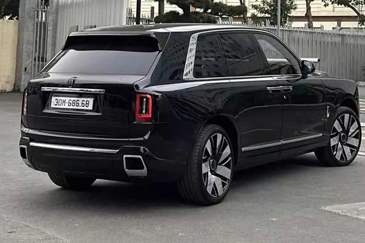 Thậm chí xe SUV siêu sang Rolls-Royce Cullinan Series II 2025 về nước vô cùng kín tiếng, nhưng nhìn vào biển số đã thấy ngay sự đẳng cấp của chủ nhân, khi đóng tất cả phí giúp xe lăn bánh với biển số trắng, và ước tính chi phí bỏ ra sẽ không dưới 50 tỷ đồng, 1 con số khổng lồ.