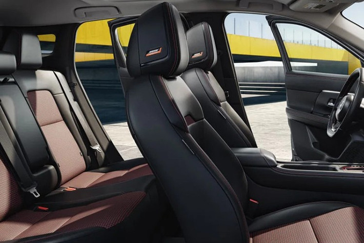 Mà hình mới này cũng sẽ thay thế cho màn hình 7 inch lỗi thời của phiên bản trước đây. Ngoài ra, hai cổng sạc USB-C được bổ sung, tăng khả năng kết nối và sạc nhanh cho thiết bị di động.