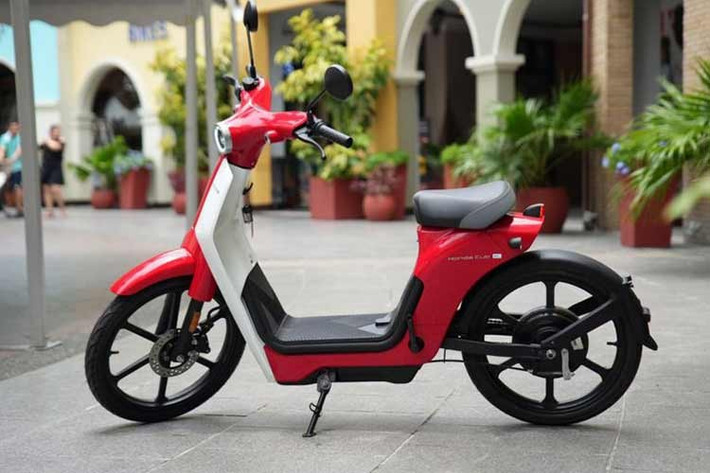 Thời gian qua, một số đại lý xe tư nhân đã nhập khẩu Honda Cub E từ Trung Quốc về Việt Nam để phân phối cho các khách hàng có nhu cầu. Tuy nhiên, giá xe Honda Cub E có sự chênh lệch đáng kể. Một đại lý tại Hà Nội cho biết để sở hữu mẫu xe máy điện này, khách hàng cần phải chi ra số tiền khoảng 27 triệu đồng.
