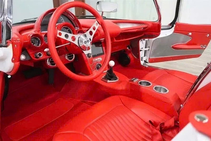 Dòng động cơ bắt đầu với cấu hình cơ bản, chỉ sản sinh công suất 230 mã lực, và người mua Corvette cũng có thể lựa chọn từ một số động cơ khác mạnh mẽ hơn, bao gồm cả động cơ phun xăng điện tử công suất 290 mã lực.