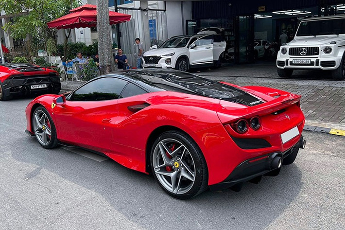 Ferrari F8 Tributo được sinh ra nhằm thay thế 488 GTB và thừa hưởng nhiều thiết kế cũng như "nội công" từ mẫu xe hiệu suất cao Ferrari 488 Pista. Xe sở hữu hốc gió S-Duct lấy cảm hứng từ xe Công thức 1 giống như Ferrari 488 Pista. Tuy nhiên, hốc gió F8 Tributo đã được hãng siêu xe Ý thiết kế lại giúp tăng lực ép xuống mặt đường thêm 15% so với "đàn anh" 488 GTB.
