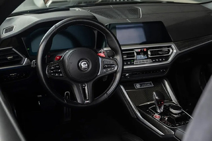 Khoảng cách hiệu suất càng đáng chú ý hơn khi xét đến lợi thế độ xe của BMW. Động cơ 6 xy-lanh thẳng hàng (I6) tăng áp kép dung tích 3.0 lít của BMW M4 Competition phản ứng tuyệt vời với các nâng cấp, trong khi động cơ V8 siêu nạp dung tích 5.2 lít của Ford trên Mustang GTD đã được đẩy đến giới hạn an toàn ngay từ nhà máy.