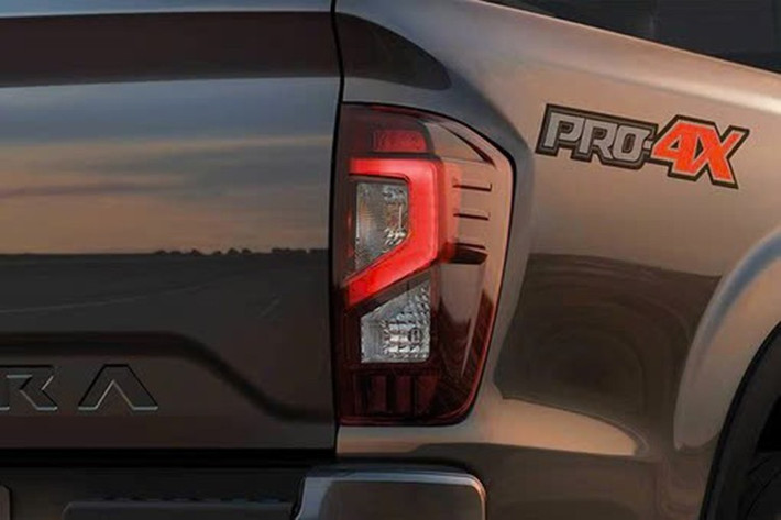 Nguyên nhân là bởi ngoại hình của mẫu xe bán tải Nissan Navara X-Tremer 2025 này cũng có nhiều chi tiết sơn đen ở ngoại thất như "người anh em" Navara phiên bản Black Edition vào năm 2023.