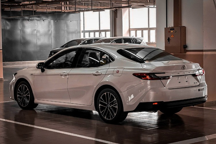 Toyota Camry HEV hướng đến nhóm khách hàng doanh nhân và cá nhân đề cao sự thoải mái, sang trọng nhưng vẫn tiết kiệm nhiên liệu. Dù cạnh tranh ngày càng gay gắt, Camry HEV vẫn giữ được tệp khách hàng trung thành nhờ thương hiệu, chất lượng và cảm giác lái êm ái đặc trưng.