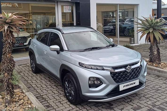 Động cơ đi với mô-tơ điện giúp bổ sung 3,1 mã lực và 60 Nm cùng pin lithium-ion 6 Ah. Thêm vào đó là hộp số sàn 5 cấp hoặc hộp số tự động 6 cấp. Giá xe Suzuki Fronx tại Việt Nam vẫn còn là ẩn số. Tuy nhiên, nếu theo đúng truyền thống của thương hiệu Suzuki, Fronx dự kiến sẽ có giá bán khá cạnh tranh trong phân khúc.