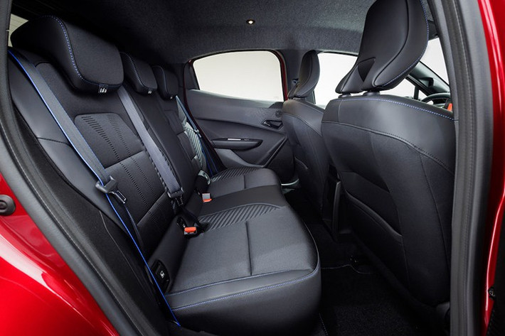 Renault cũng trang bị vô lăng nhỏ gọn lấy cảm hứng từ các mẫu xe phân khúc cao hơn, cùng hệ thống đèn viền nội thất 48 màu trải dài đến tận ốp cửa. Hệ thống âm thanh Harman Kardon cùng nhiều tùy chọn màu sắc nội thất, tất cả đều tùy thuộc vào phiên bản xe được chọn.