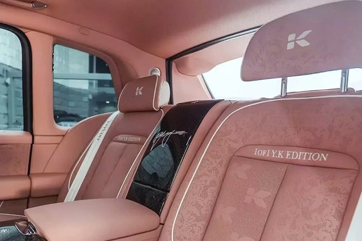 Một số điểm nhấn màu trắng tạo sự tương phản cũng xuất hiện ở bên trong, cùng với trần xe hình sao được tùy chỉnh với nhiều chữ "K" hơn.