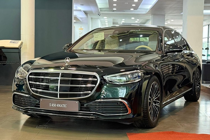 Ngoại thất chiếc xe sang Mercedes-Benz S450L Luxury của Trúc Nhân chọn mua có màu sơn đen Ruby đi cùng nội thất màu kem. Ca sỹ này cũng diện đồ đen để tông xuyệt tông với chiếc xe sang trong ngày vui của cuộc đời đi nhận bàn giao xe mới.