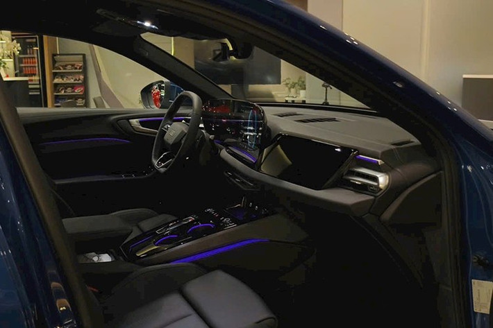 Audi A5 thế hệ mới cũng được trang bị nhiều công nghệ hỗ trợ lái và an toàn như kiểm soát hành trình thích ứng, cảnh báo chệch làn, hỗ trợ đỗ xe tự động, cảnh báo điểm mù, cảnh báo phương tiện cắt ngang phía trước và hệ thống camera toàn cảnh...