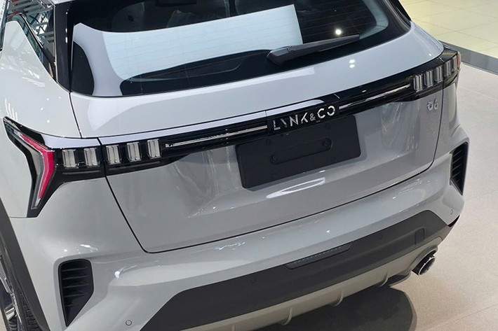 Về thiết kế, Lynk &amp; Co 06 Core Plus vẫn trung thành với ngôn ngữ Mega-City Contrast đặc trưng của thương hiệu. Ngoài hai màu ngoại thất quen thuộc là Trắng và Ghi, phiên bản mới bổ sung thêm tùy chọn màu Be thời trang, đáp ứng thị hiếu thẩm mỹ của nhóm khách hàng trẻ.