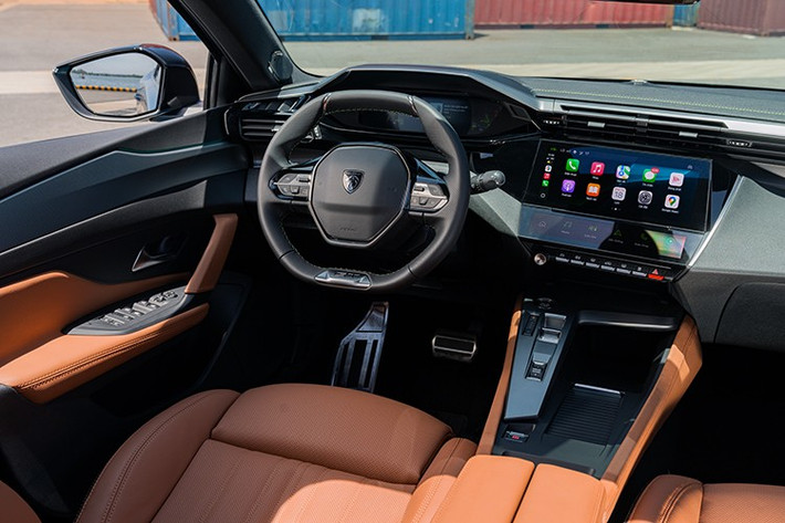 Bên trong nội thất, sự khác biệt dễ thấy nhất là Peugeot 408 Legend Edition bọc da ghế màu da bò chủ đạo, với phần tựa đầu được dập chìm logo của thương hiệu Pháp từ những ngày đầu cùng dòng chữ số "215 Anniversary".
