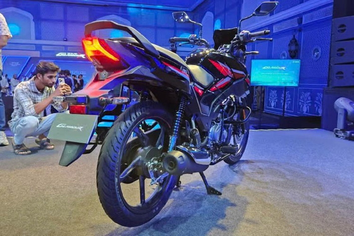 Mẫu xe này phù hợp với thể trạng người dùng châu Á, và yên sau được nới rộng thêm 16%, giúp người ngồi sau thoải mái hơn. Khoảng sáng gầm đạt 170mm, phù hợp cả khi di chuyển trong điều kiện đường xá xấu.