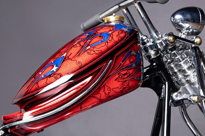 Cố máy xe độ theo cấu hình cổ điển nhưng được hoàn thiện bằng các chi tiết nhôm được pha trộn thủ công tại các đường nối và đánh bóng bằng máy. Động cơ vận hành hộp số 1 cấp với bộ khởi động điện.