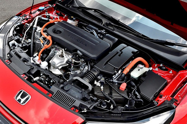 Hệ thống khung gầm chia sẻ từ Civic Type R, với treo trước dạng dual-axis strut, giảm xóc thích ứng, phanh Brembo và mâm 19 inch kèm công nghệ giảm ồn.