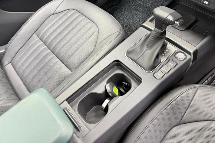 Các tùy chọn hộp số gồm số sàn, iMT, hộp số tự động vô cấp IVT hoặc hộp số tự động 6 cấp. Ở một số thị trường quốc tế, xe sẽ có thêm tùy chọn dẫn động 4 bánh và phiên bản hybrid 1.6L. Điểm nổi bật bên trong cabin còn bao gồm màn hình đôi dạng cong 30 inch, vô lăng lấy cảm hứng từ Kia EV6, và khoang nội thất hai tông màu đen – trắng.