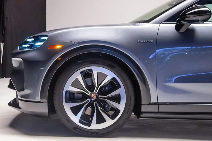 Với thông số khủng khiếp này, đây chính thức là chiếc xe thương mại mạnh nhất mà Porsche từng sản xuất. Xe có khả năng tăng tốc từ 0-97 km/h chỉ trong vỏn vẹn 2,4 giây, nhanh hơn đáng kể so với con số 3,1 giây của chiếc Cayenne Turbo GT động cơ đốt trong nhanh nhất hiện nay. Tốc độ tối đa của xe đạt 260 km/h.