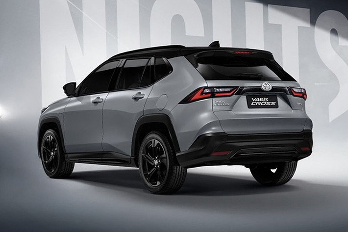 Giá bán của Yaris Cross HEV tại Thái dao động từ 789.000 baht (tương đương 640 triệu đồng) cho bản tiêu chuẩn HEV Smart, lên đến 849.000 baht (tương đương 690 triệu đồng) với bản HEV Premium. Bản cao cấp hơn là HEV Premium Luxury có thêm cửa sổ trời toàn cảnh có giá 899.000 baht (730 triệu đồng).