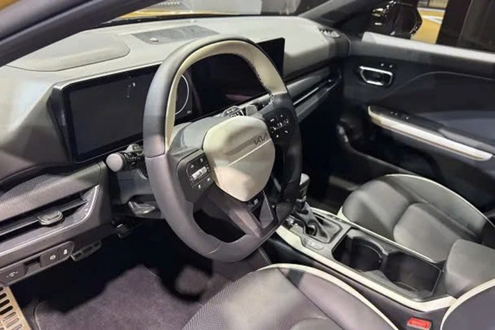 Tất cả các phiên bản đều được trang bị các tính năng như hỗ trợ tránh va chạm phía trước (FCA), kiểm soát hành trình thông minh (SCC) với chức năng dừng &amp; đi, hỗ trợ giữ làn đường (LKA), hỗ trợ theo làn đường (LFA), cũng như túi khí bên hông trung tâm phía trước (CSAB) đặc trưng của Kia.