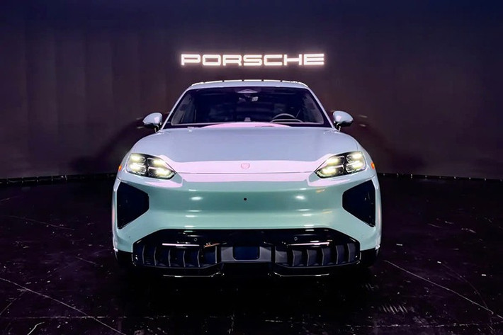 Đối với phiên bản tiêu chuẩn có giá 109.000 USD, xe sở hữu công suất 402 mã lực và tăng lên 435 mã lực khi bật Launch Control. Kết hợp cùng mô-men xoắn 834 Nm, phiên bản này mất 4,5 giây để chạm mốc 97 km/h và đạt tốc độ tối đa 230 km/h. Cả hai phiên bản đều được trang bị hệ thống phanh tái sinh năng lượng hiệu suất cao, giúp xử lý tới 97% các tình huống giảm tốc thông thường mà không cần dùng đến phanh vật lý.