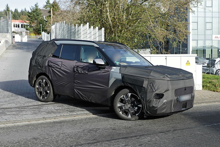 Có vẻ như người tiêu dùng châu Âu sẽ phải sống thiếu động cơ diesel, vì Hyundai Tucson hoàn toàn mới được cho là sẽ loại bỏ tùy chọn này và chuyển sang sử dụng hệ dẫn động hybrid. Hệ truyền động plug-in hybrid dự kiến ​​sẽ cho phép xe chạy được quãng đường 100 km chỉ với động cơ điện. Chưa hết, một phiên bản hiệu suất cao N cũng đang được phát triển.