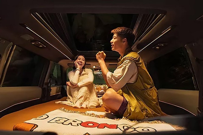 Khác với những mẫu Bronco tại Bắc Mỹ, Basecamp không phát triển từ Bronco Sport mà là sản phẩm của liên doanh Ford – JMC (Jiangling Motors Corporation). Đây là một phần trong chiến lược “nội địa hóa” của Ford nhằm cứu vãn thị phần đang lao dốc tại Trung Quốc, từ hơn 1,2 triệu xe vào năm 2014 xuống chưa đầy 200.000 xe vào năm ngoái.