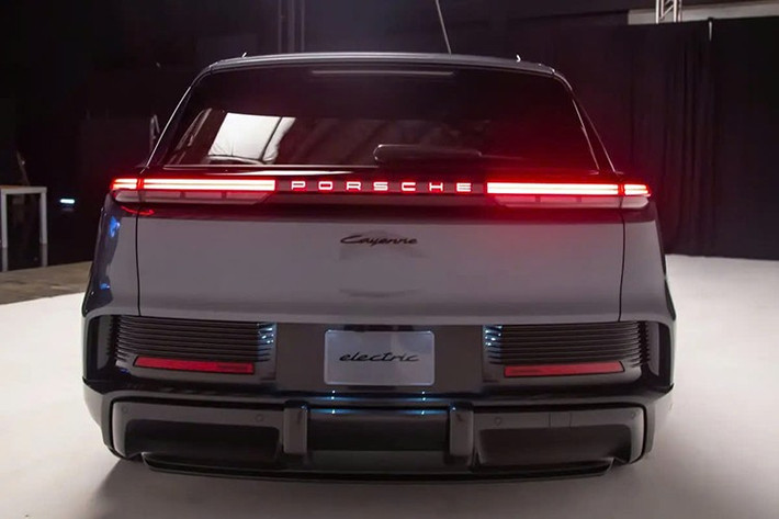 Về ngoại hình, Porsche đã tinh chỉnh Cayenne Electric với những đường nét sắc sảo gợi nhớ đến Macan EV. Nắp ca-pô được hạ thấp, cụm đèn pha thanh mảnh hơn và đặc biệt là cửa kính không viền tạo vẻ sang trọng. Đuôi xe với dải đèn hiệu ứng 3D và dòng chữ Porsche phát sáng. Nhờ các chi tiết khí động học chủ động như cánh gió thông minh và gầm xe phẳng, hệ số cản gió của xe chỉ đạt 0,25, biến nó thành một trong những chiếc SUV lướt gió tốt nhất phân khúc.