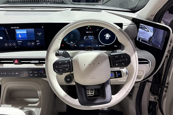 Hãng xe Hàn Quốc còn trang bị màn hình kính lái HUD, hỗ trợ kết nối Apple CarPlay/Android Auto không dây. Hệ thống âm thanh cao cấp với 14 loa Bang &amp; Olufsen.