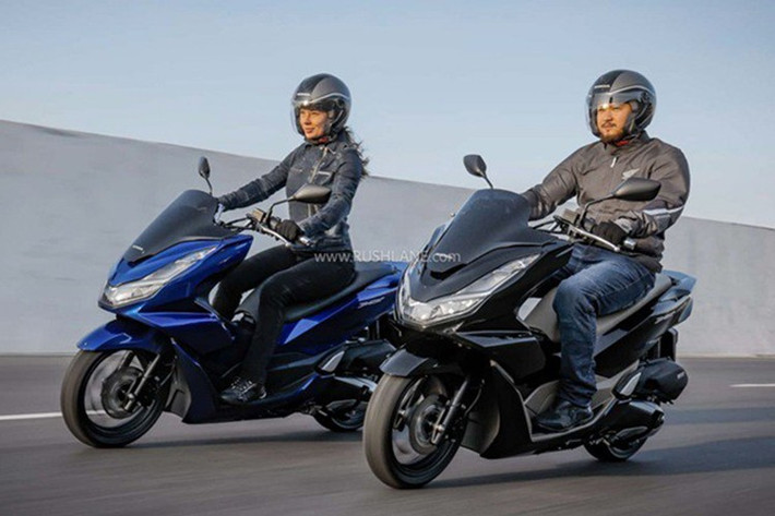 Honda PCX160 2026 được phân phối tại Thái Lan với hai phiên bản chính. Phiên bản RoadSync có giá bán đề xuất 99.900 baht (khoảng 80,8 triệu đồng), trong khi đó, phiên bản Standard có giá bán 96.000 baht (khoảng 77,6 triệu đồng).