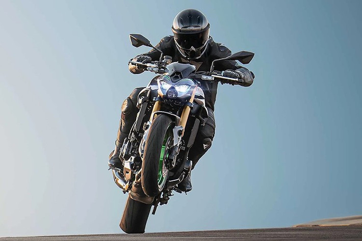 Hiện tại, khách hàng tại Ấn Độ đã có thể đặt cọc và dự kiến xe sẽ sớm được giao tới tay người dùng. Dự đoán sau thị trường Ấn Độ, Kawasaki Z900 2025 sẽ sớm ra mắt thị trường Đông Nam Á cũng như Việt Nam.