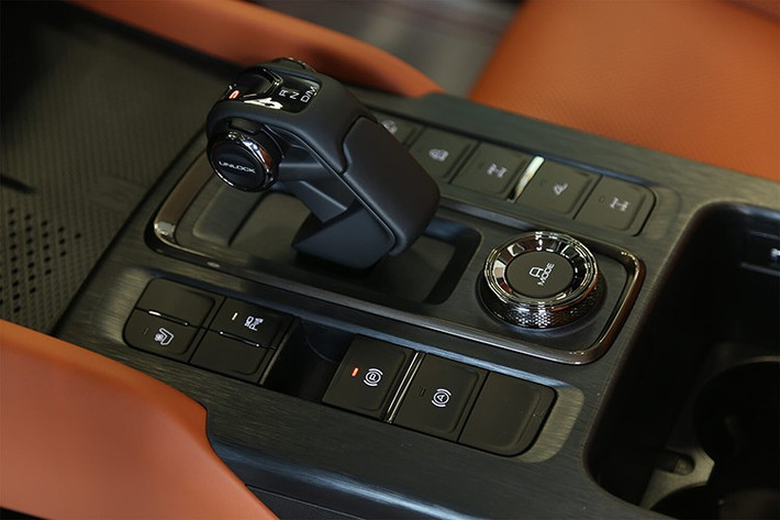 Xe được trang bị thêm đèn nóc và lưới tản nhiệt thiết kế khác biệt. Về an toàn và hỗ trợ lái, H9 Crossing Edition vẫn có gói hỗ trợ tự động cấp độ 2 và camera hành trình trước.