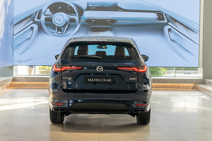 Xe đi kèm với nhiều chế độ lái khác nhau, bao gồm: Normal, Sport, Off-Road, Towing và EV. Ở phiên bản CX-60 PHEV, xe có sức kéo 2.500 kg. Mazda cũng đầu tư khá nhiều cho hệ thống giảm xóc của CX-60. Ở phía trước, CX-60 sử dụng treo kiểu xương đòn kép và thiết lập đa liên kết.