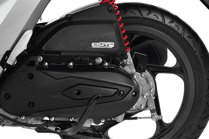 Điểm nhấn nổi bật của Vision 2026 chính là khối động cơ eSP thông minh với thiết kế nhỏ gọn, dung tích 110cc, 4 kỳ, xy-lanh đơn và làm mát bằng không khí. Động cơ này tích hợp hàng loạt công nghệ tiên tiến như hệ thống phun xăng điện tử PGM-FI, bộ đề ACG, và hệ thống ngắt động cơ tạm thời (idling stop), giúp tăng cường hiệu suất vận hành, tiết kiệm nhiên liệu và giảm ma sát.