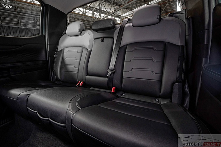 Xe có thêm cổng sạc AC 230V 400W và các khe gió điều hòa cho hàng ghế sau. Về an toàn, xe sở hữu loạt công nghệ hỗ trợ người lái như cảnh báo điểm mù, phanh tự động khi lùi, cảnh báo phương tiện cắt ngang phía sau, camera 360 độ và hệ thống hỗ trợ điều khiển rơ-moóc Pro-Trailer Backup Assist.