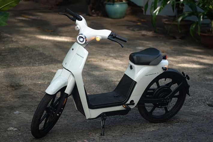 Pin của xe máy điện Honda Cub E sẽ được đặt dưới bệ để chân và không có cốp để đồ, bù lại sẽ có một móc treo đồ phía trước. Ngoài ra, xe còn được trang bị cả bàn đạp để người điều khiển dùng khi hết pin giữa đường.