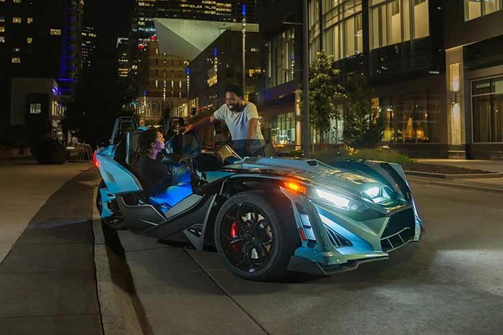 Mặc dù toàn bộ dòng xe Polaris Slingshot Signature không được nâng cấp gì ngoài một số màu sắc mới, nhưng hãng đã thông tin về một phiên bản giới hạn mới sắp ra mắt, chiếc Slingshot Grand Touring. Giờ đây, khi tháng thứ hai của năm mới sắp kết thúc, chúng ta lại nhận được thông tin về một phiên bản giới hạn khác của Slingshot. Và khi so sánh hai mẫu này, bạn khó lòng tránh khỏi cảm giác quen thuộc đến kỳ lạ.