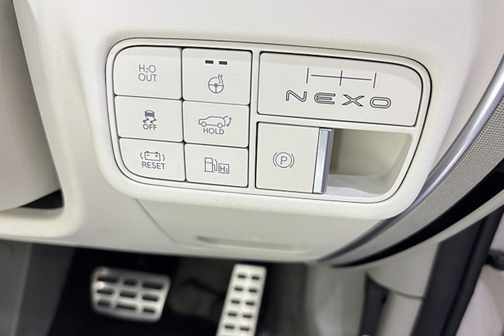 Các tính năng khác như sạc điện thoại không dây, tính năng V2L (Vehicle-To-Load). Ghế thiết kế lại mỏng hơn thế hệ cũ. Nexo 2026 sử dụng nhiều vật liệu bền vững như da xử lý sinh học, vải tái chế và vải lanh.