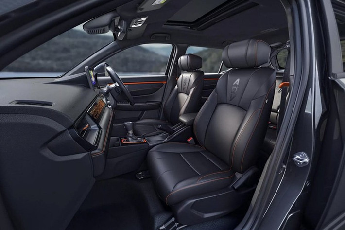 Điểm nhấn đặc biệt nằm ở tấm ốp táp-lô chiếu sáng trên Honda Elevate ADV Edition mới với họa tiết địa hình ADV khá bắt mắt, nó có khả năng đổi màu qua 7 sắc độ khác nhau.