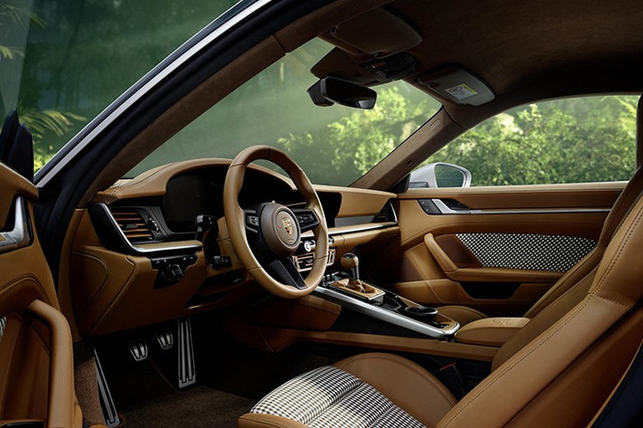 Nhưng những chi tiết liên quan đến mèo rừng Ocelot nhiều nhất sẽ phải mở cửa chiếc Porsche này và nhìn vào bên trong. Khi đó, bạn sẽ được chiêm ngưỡng một không gian nội thất da Cohiba Brown, mô phỏng bộ lông của loài mèo hoang, điểm xuyết những đường chỉ thêu màu Crema và Truffle Brown.