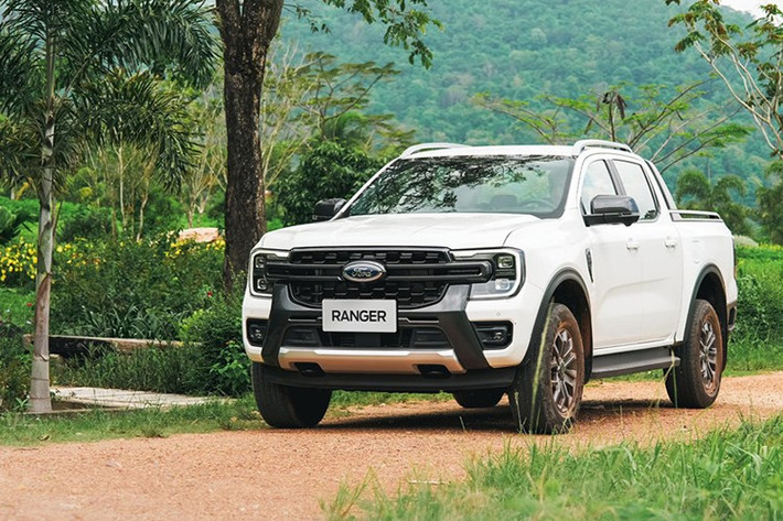 3. Ford Ranger: 1.683 xe Ford Ranger rơi xuống vị trí thứ 3 dù doanh số bán hàng được cải thiện. Xe bán tải này đạt lượng tiêu thụ 1.683 xe bán ra trong 9 vừa qua, tăng 172 xe so với tháng trước đó. Chính sách ưu đãi, giảm giá từ nhà sản xuất, phân phối giúp Ford Ranger tiếp tục trở thành mẫu xe bán tải được ưa chuộng nhất thị trường.