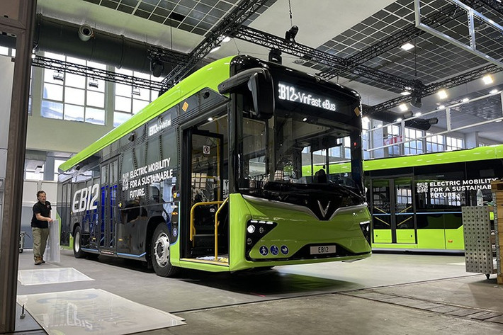 Thời gian sạc điện cho VinFast EB 12 mới tại châu Âu chỉ từ 10% lên 80% chỉ khoảng 2 giờ khi sử dụng trạm sạc nhanh DC công suất tối đa 140 kW, đáp ứng tốt nhu cầu khai thác vận tải công cộng ở đô thị lớn.
