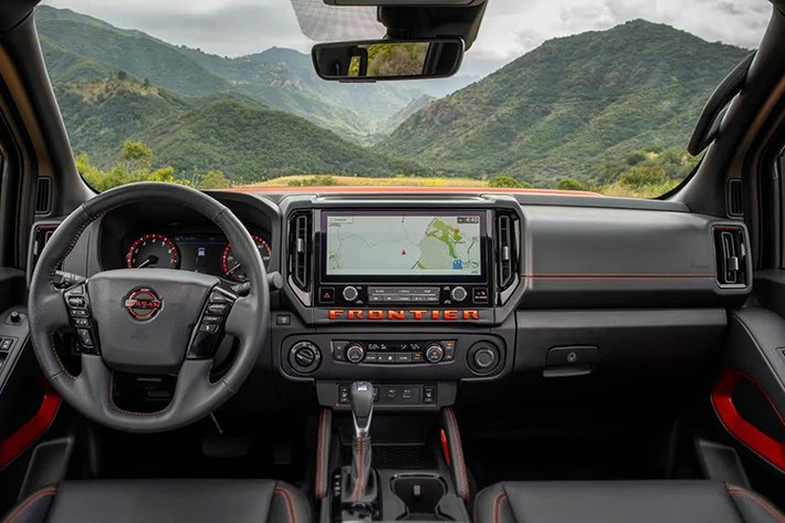 Nissan Frontier PRO-4X R có ngoại thất hầm hố với tấm bảo vệ gầm titan, lưới tản nhiệt và logo tối màu, kết hợp tời Lava Red và logo Roush trên chắn bùn. Xe được trang bị bộ mâm 17 inch sơn titan đi cùng lốp Hankook Dynapro AT2 Xtreme giúp tăng khả năng off-road.