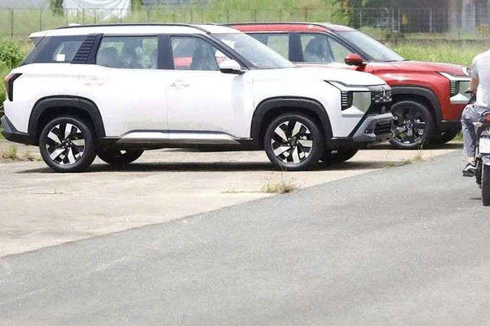 Được biết, những chiếc xe SUV Mitsubishi Destinator 2025 mới này đã xuất hiện tại một trường đua ở tỉnh Tây Ninh. Có vẻ như đây là những chiếc xe được đưa về Việt Nam để làm thủ tục đăng kiểm trước khi bán chính thức vào cuối năm nay.