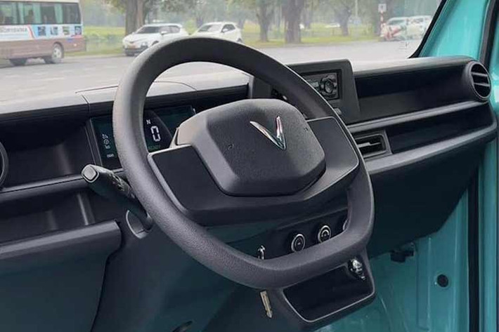 Khoang nội thất thiết kế đơn giản, với màn hình hiển thị phía sau vô lăng và phanh tay cơ. Vô lăng hai chấu không tích hợp phím chức năng. Khu vực trung tâm gồm hệ thống radio, điều hòa chỉnh cơ ba núm xoay và chìa khóa cơ. Xe có hai chỗ ngồi, ghế bọc nỉ.