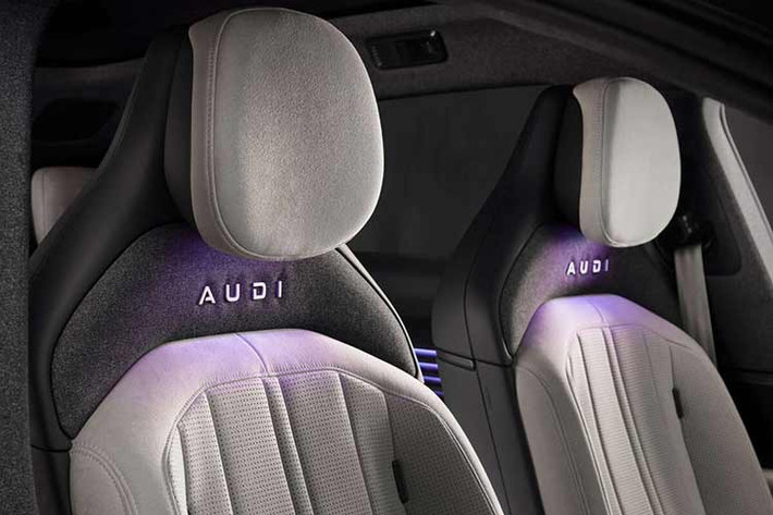 Xét về thông số, AUDI E5 Sportback không hề “xoàng”. Xe có chiều dài cơ sở 2.950 mm, công suất tối đa lên tới 776 mã lực và tầm hoạt động 773 km theo chuẩn CLTC, tùy phiên bản. Tất cả các cấu hình đều được trang bị cảm biến LiDAR, 3 radar, 11 camera, 12 cảm biến siêu âm, cùng khoang nội thất nổi bật với màn hình kéo dài 59 inch trên mặt táp-lô.